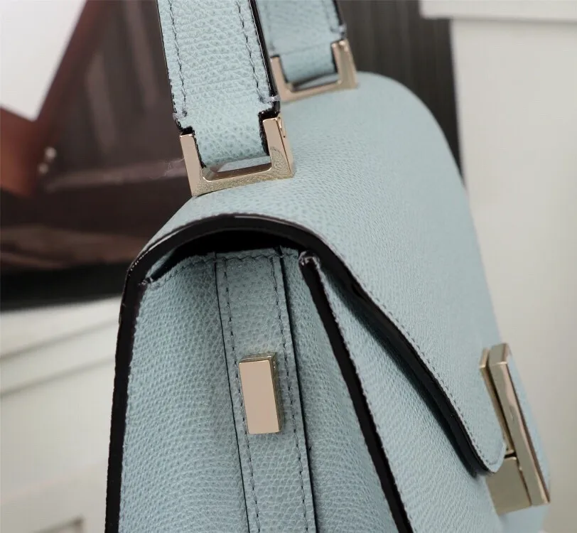 In stock👉Original small size light blue👉Valextra Valextra Iside, known as Italian Hermès, is one of the most representative designs of Valextra. There is no obvious logo, but the simple collective line design is very recognizable, full of architectural art, and shows a capable and intellectual style. It is made of imported palm-print lining cowhide, with up to five stitches of handwork, and the shiny oil edges test the skill of the craftsman. Small size: 22Cm